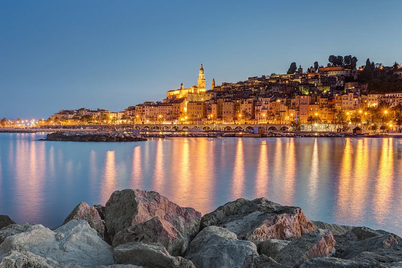 Menton an der Côte d'Azur am Abend von Michael Valjak