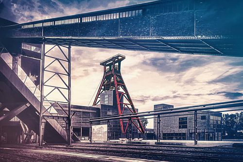 De dubbele schraag van schacht 12 - windtoren van de kolenmijn Zollverein onder een dramatische heme