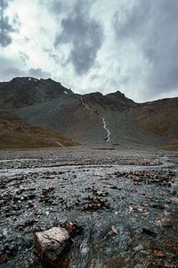 Bewölkter Himmel und Wasserfluss von Mickéle Godderis