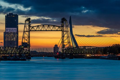 De Hef en de Erasmusbrug in Rotterdam bij zonsondergang