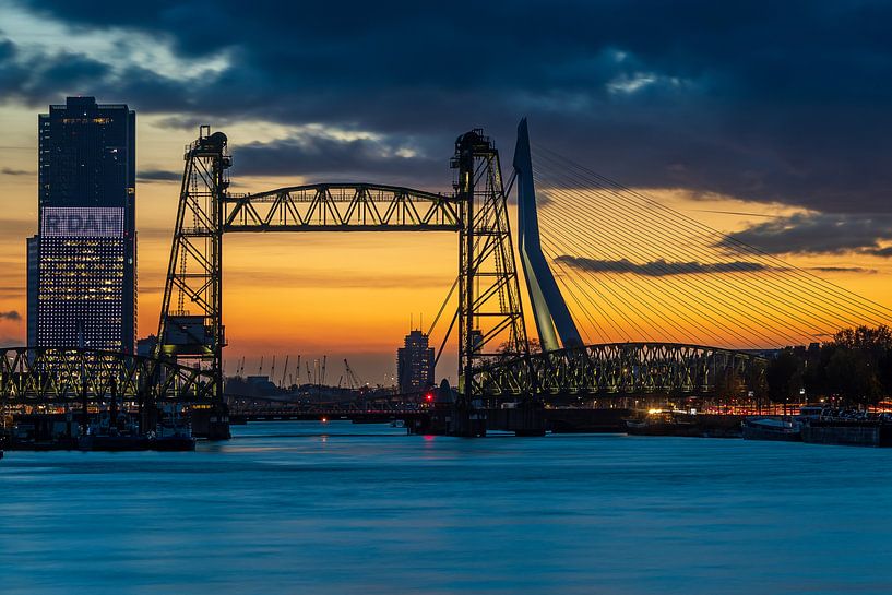 De Hef und die Erasmus-Brücke in Rotterdam bei Sonnenuntergang von Pieter van Dieren (pidi.photo)
