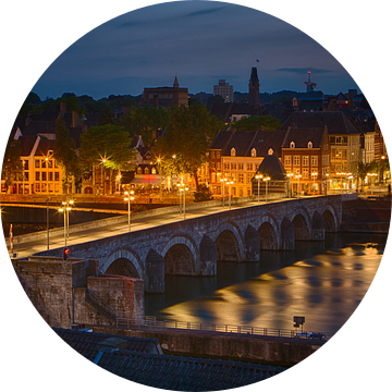 Maastricht by night van Dennis van Sint Fiet