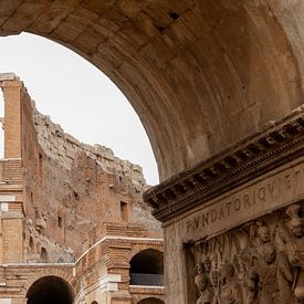 Boog van Constantijn met doorkijk op Colosseum in Rome van David van der Kloos