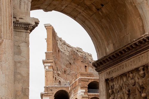 Arc de Constantin avec vue sur le Colisée à Rome