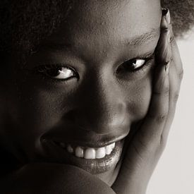 Expressief zwart-wit portret van een Afrikaanse schone van Peter van Dam