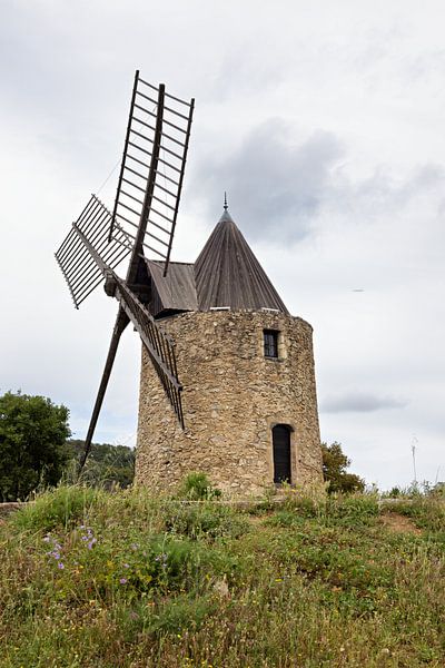 Vieux moulin à vent historique à Grimaud avec le Massif des Maures en France au printemps, Côte d&#039;Azur par Andreas Freund