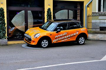 Mini Cooper in Tallinn, Estland von Karel Frielink