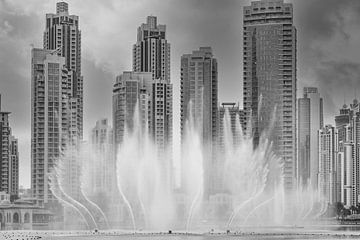 Tanzende Springbrunnen mit Wolkenkratzern im Hintergrund in Dubai