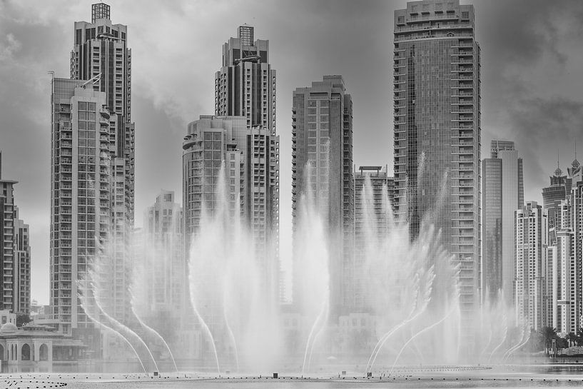 Dansende fonteinen met wolkenkrabbers op de achtergrond in Dubai van Jille Zuidema