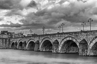 Zwart wit foto van de Sint-Servaasbrug in Maastricht