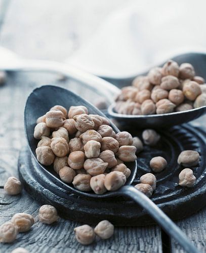 SF11286637 Stilleven van kikkererwten op lepels