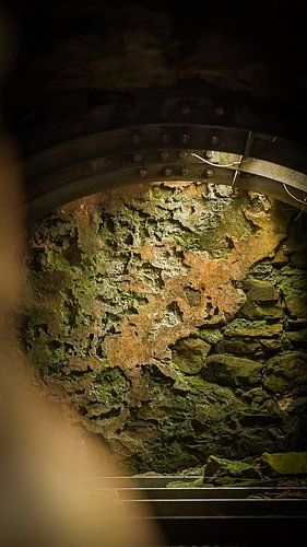 Een rustieke en vervallen muur binnen een oude en verlaten ruïne