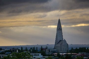 Island - Hallgrimskirkja Kirche in Reykjavik mit brennendem Himmel von adventure-photos