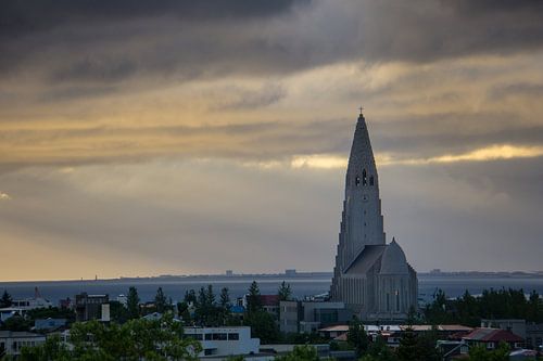 IJsland - Hallgrimskirkja kerk in Reykjavik met brandende lucht