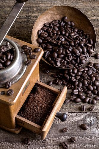 oude koffiemolen met koffiebonen