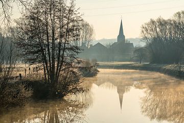 Mist over het water met een uitzicht op de kerk