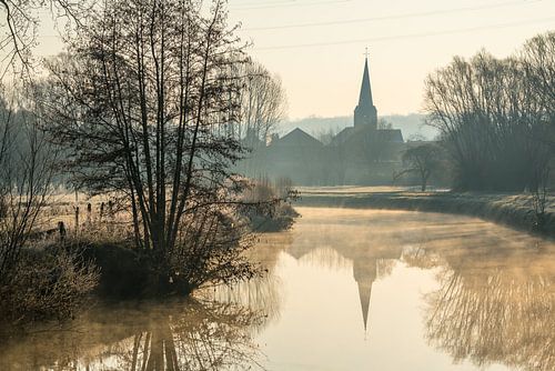Nebel über dem Wasser mit Blick auf die Kirche