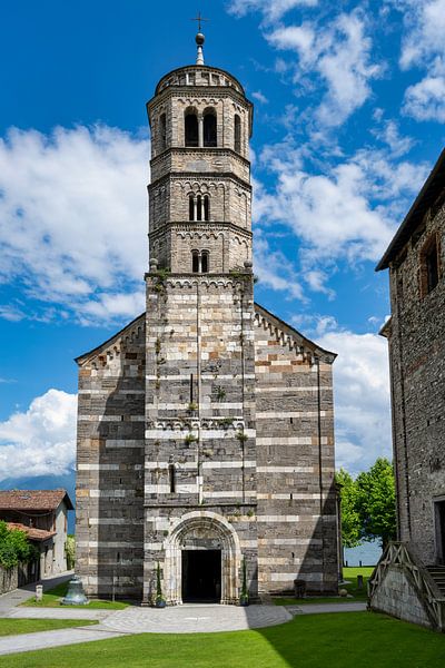 Vue de l'église de Gravedona sur le lac de Côme en été. par Andreas Völkel