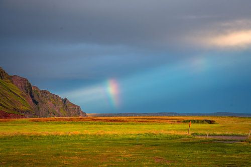 Arc-en-ciel et falaise, Islande du Sud