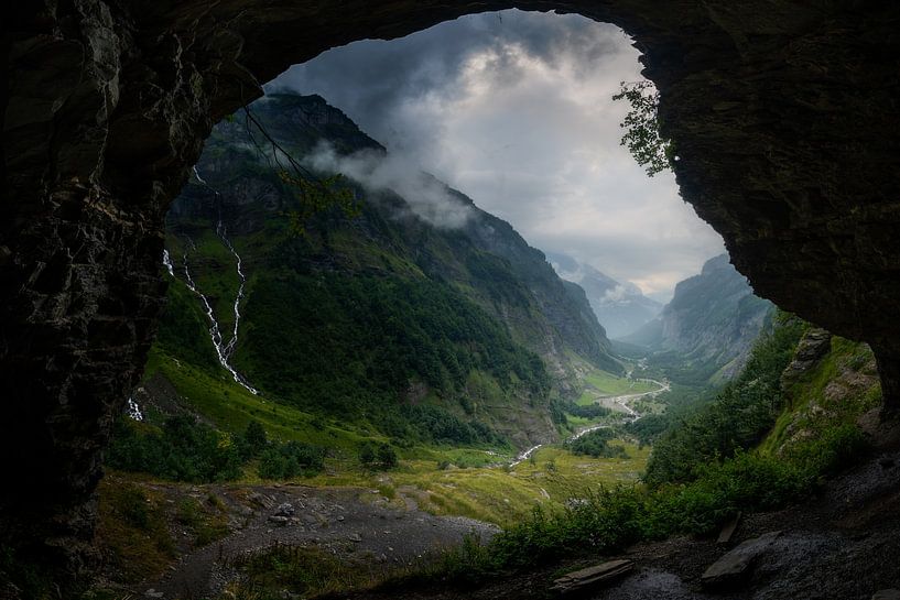 Vue de la vallée du Cirque du Fer à Cheval dans les Alpes françaises. par Jos Pannekoek