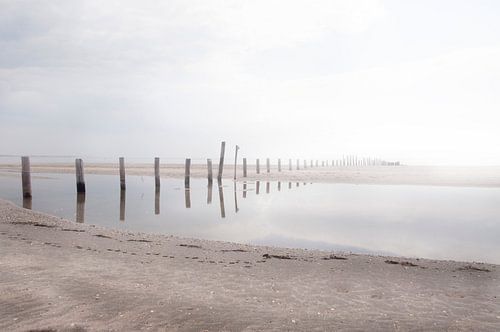 spiegelbeeld aan het strand van Saskia Staal