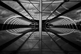 Reflectie van metrostation Vijfsluizen in Schiedam