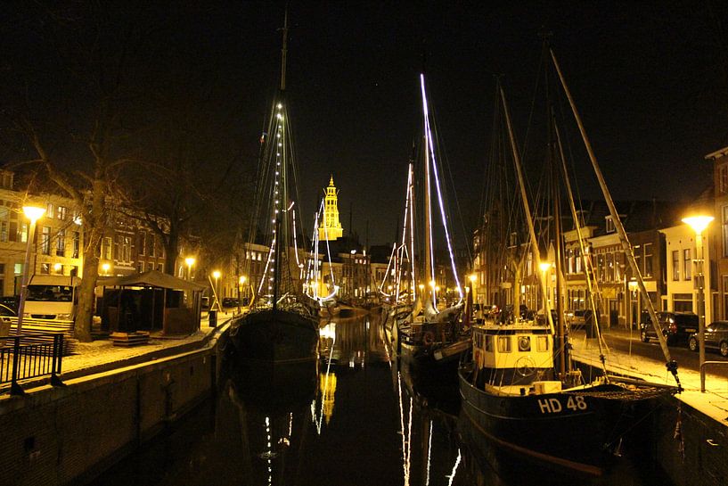 Boten in de gracht by Lesley Pietens
