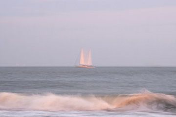 Mit dem Wind in den Segeln (Segelboot auf See mit hüpfenden Wellen bei warmem Sonnenlicht)