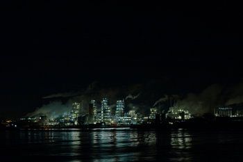 Nachtzicht op chemische plant