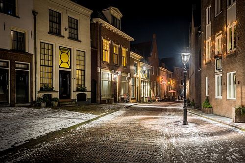 oude centrum Deventer in de avond met lichte sneeuw