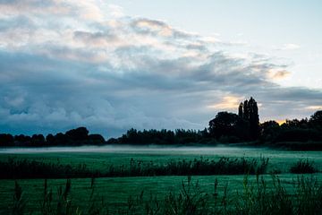 Zicht op de landerijen rondom Naarden bij zonsopkomst van Suzanne Spijkers