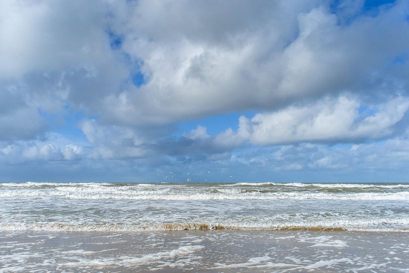 Witte wolken boven stormachtige zee van Fotografiecor .nl