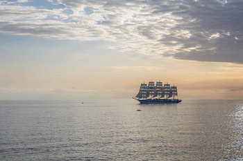 Viermastiges Segelboot vor der Küste von Alghero, Italien