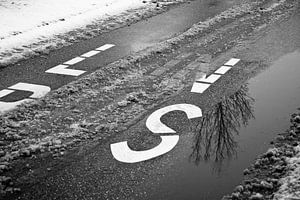 Bus lane in wintertime van Marco de Groot