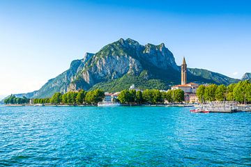 Vue de la ville de Lecco et du lac de Côme. Italie, Europe. sur Stefano Orazzini