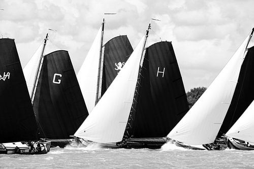 Skûtsje klassieke Friese Tjalk-zeilschepen tijdens het jaarlijkse Skûtsjesilen van Sjoerd van der Wal Fotografie