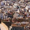 Mensen kijken uit over Alicante, Spanje van Paul van Putten