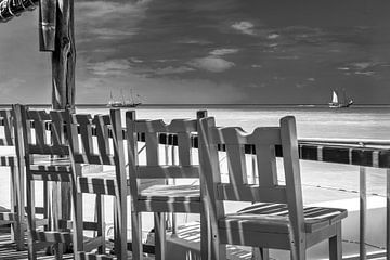 Uitzicht op de zee in het Caribisch gebied. Zwart-wit beeld. van Manfred Voss, Schwarz-weiss Fotografie