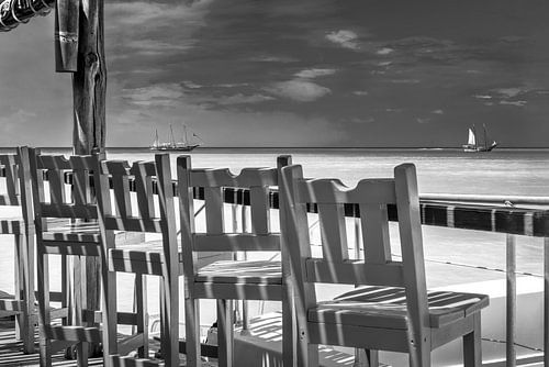 Uitzicht op de zee in het Caribisch gebied. Zwart-wit beeld.