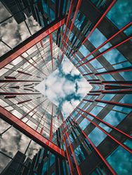 Abstracte Architectuur in Almere met Symmetrische Lijnen