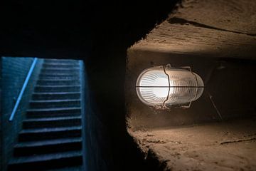 Bakstenen trap in een oude Duitse bunker onderdeel van de Atlantic Wall op het eiland Terschelling i van Tonko Oosterink