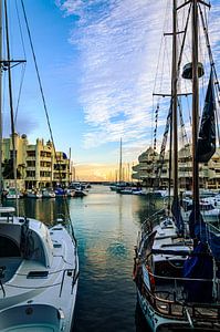 Segelschiffe und Architektur im Hafen von Benalmadena Andalusien Spanien