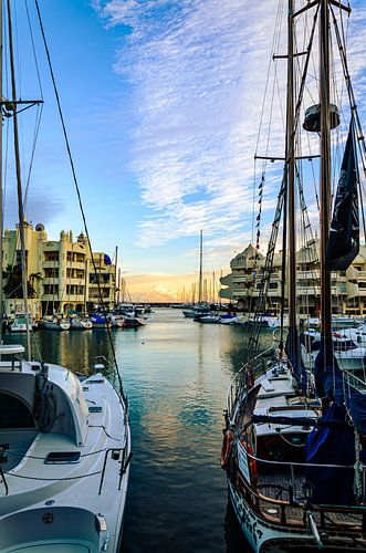 Zeilschepen en architectuur in de haven van Benalmadena Andalusië Spanje