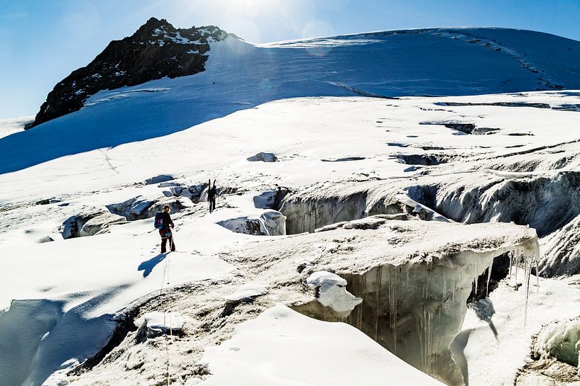 Abenteuerliche Fahrt auf Gletscherspalten in den Alpen. Klettern 2018 von Hidde Hageman