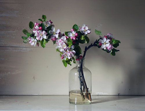 Glasflasche mit Apfelblüte