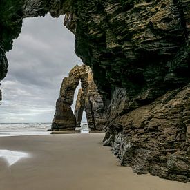 Op luchtbogen van kathedralen lijkende rotsformaties op Playa de las Catedrales van Arina Keijzer