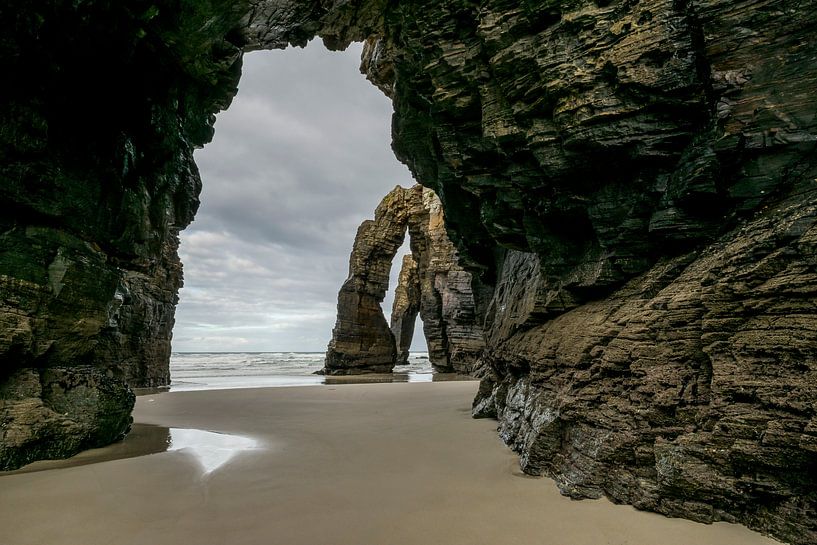 Felsformationen, die an Kathedralenbögen auf der Playa de las Catedrales erinnern. von Arina Keijzer