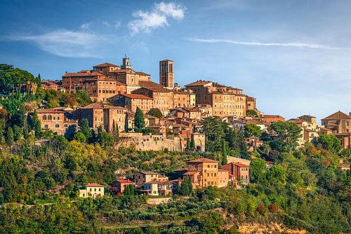 Uitzicht in de ochtend op het dorpje Montepulciano op de heuveltop, Val di Chiana