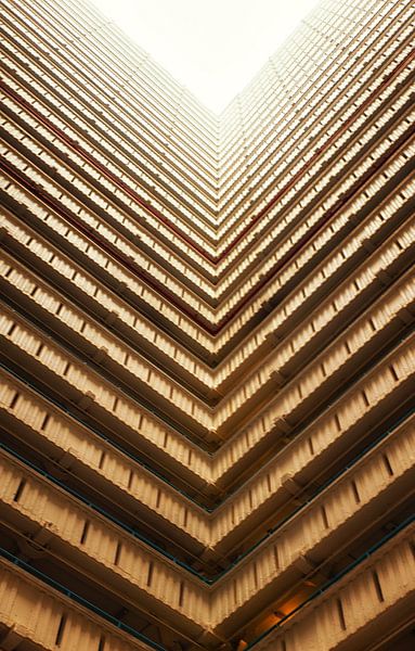 Blick von unten nach oben auf die kaskadierenden Korridore, die sich in einer alten öffentlichen Woh von Aad Clemens