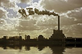 Fabrik mit luftverschmutzendem Rauch in der Nähe von Amsterdam in den Niederlanden von Eye on You